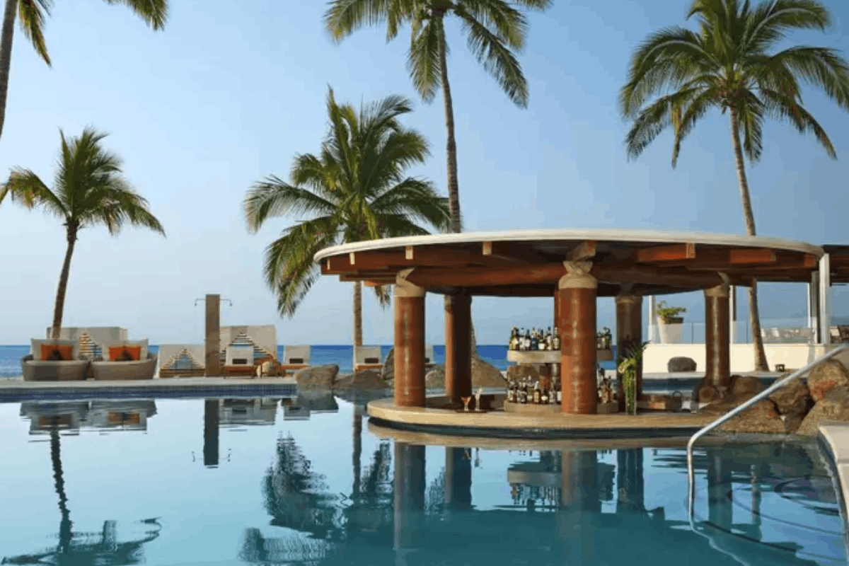 Oasis Bar en Krystal Grand Los Cabos junto a la alberca con bebidas y ambiente frente al Mar de Cortés.